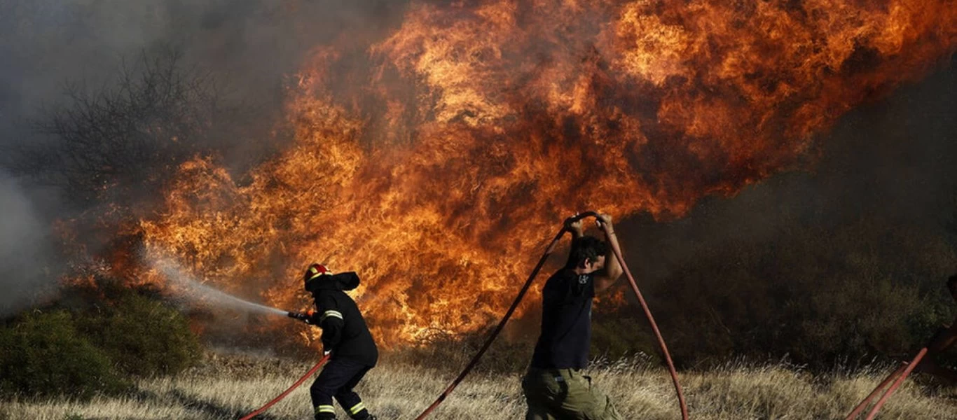 Μεγάλη πυρκαγιά στην Κεφαλονιά: Εκκενώθηκαν 3 οικισμοί - Η φωτιά έφτασε σε αυλές σπιτιών (upd)